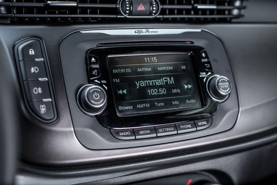 Детали интерьера Alfa Romeo Giulietta QV Line (940) 2014 года  (WW) (фото 23 из 27)